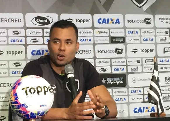 Jair faz mistério para clássico e vê pressão gostosa no Botafogo por vaga no G6