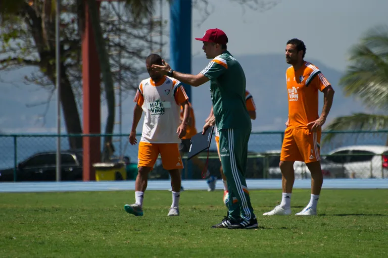 Flu volta aos treinos com retornos de lesionados e Ronaldinho na reserva