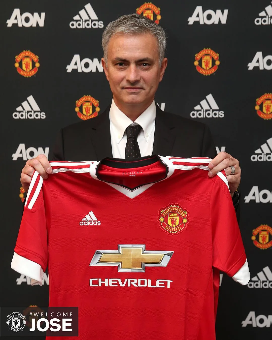 Manchester United confirma contratação do técnico José Mourinho