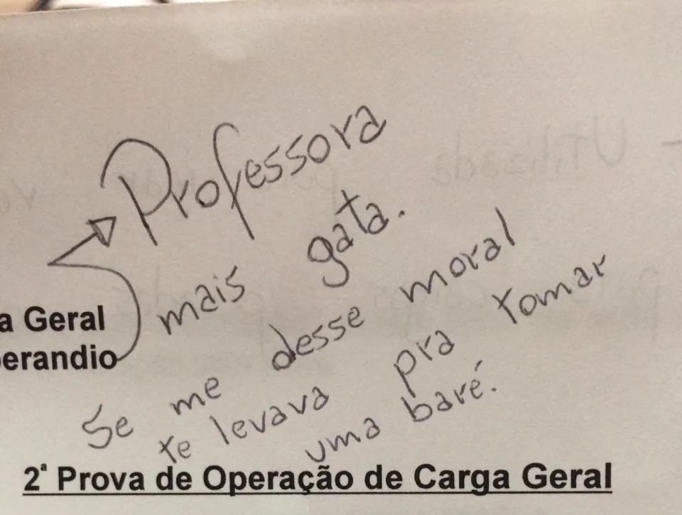 Alunos usam prova para se declarar para professora capixaba