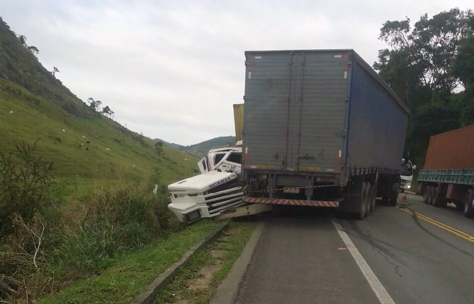 Acidente entre duas carretas deixa um morto e BR 101 interditada em Guarapari