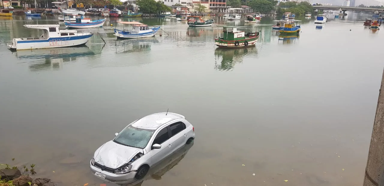 Carro quebra proteção e cai da Ponte de Camburi