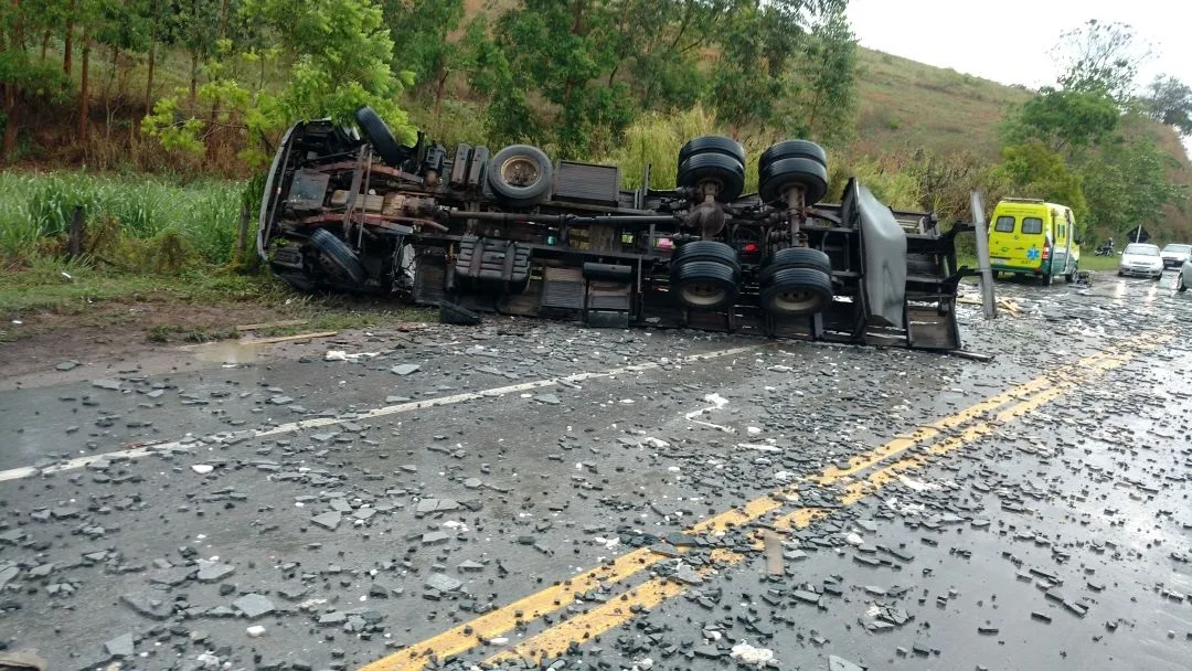 Carreta carregada com chapas de granito tomba e interdita a BR 101 Sul, próximo a Cachoeiro