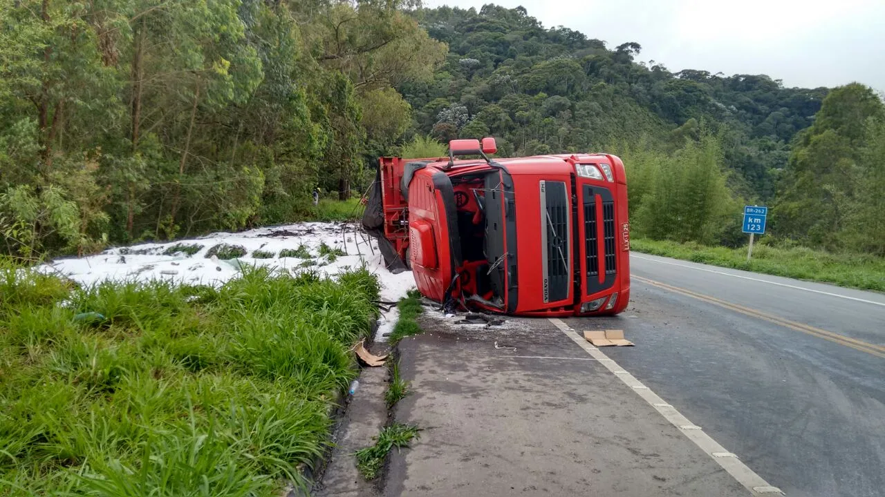 Caminhão tomba e carga de ureia fica espalhada na BR-262 em Conceição do Castelo