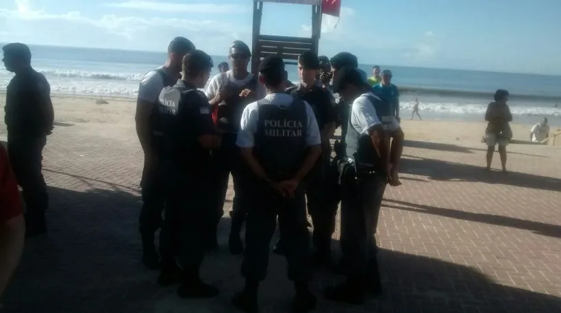 Policiais militares fazem ronda em praias e região de comércio em Guarapari