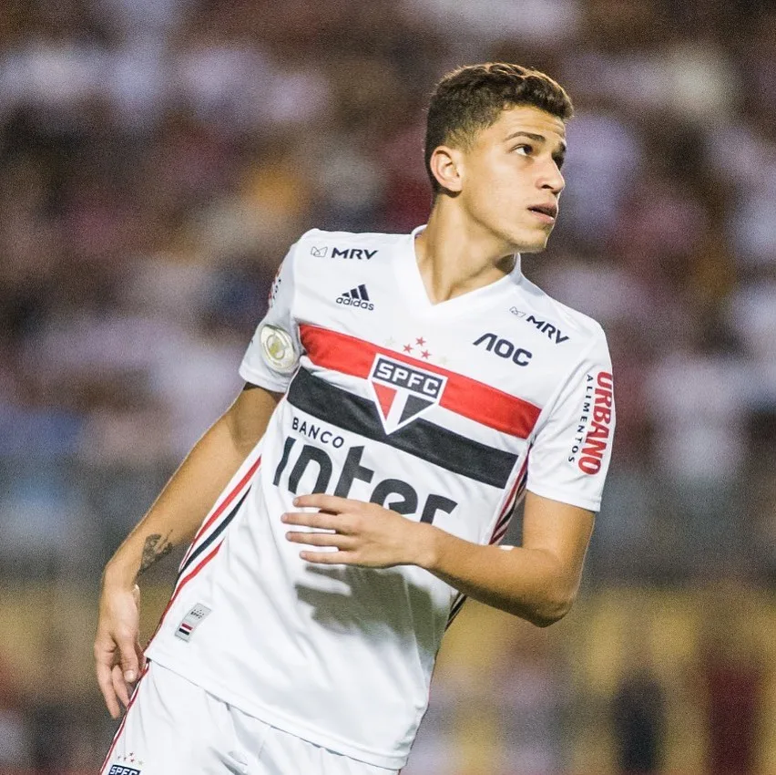 Vitor Bueno treina e fica à disposição para jogo do São Paulo com o Athletico-PR