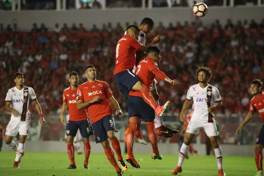 De virada, Independiente bate Flamengo e sai na frente na final da Sul-Americana