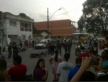 Pânico, correria, tiroteio e suspeito baleado após tentativa de assalto em Guarapari