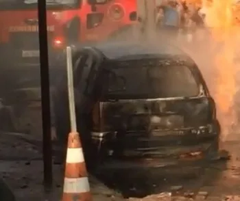 Carro pega fogo em Maria Ortiz, após curto-circuito em bateria