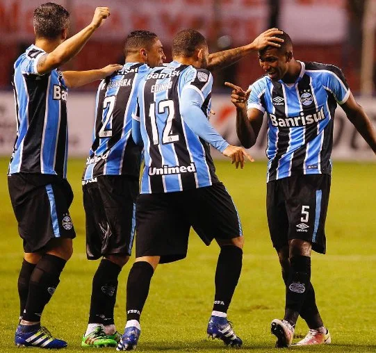 Grêmio vence a Ponte Preta com golaço de Luan nos acréscimos