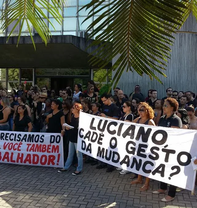 Servidores da saúde protestam e interditam via em Vitória