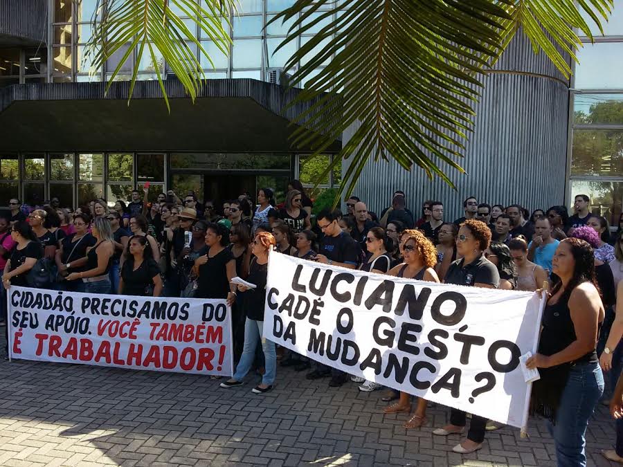 Servidores da saúde protestam e interditam via em Vitória