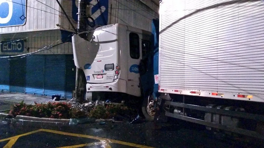 Acidente entre ônibus e caminhão carregado de hortaliças deixa trânsito lento em VV