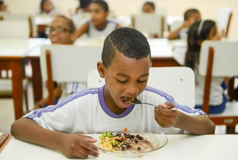 Comitiva da ONU vem a Vitória conhecer alimentação escolar do município