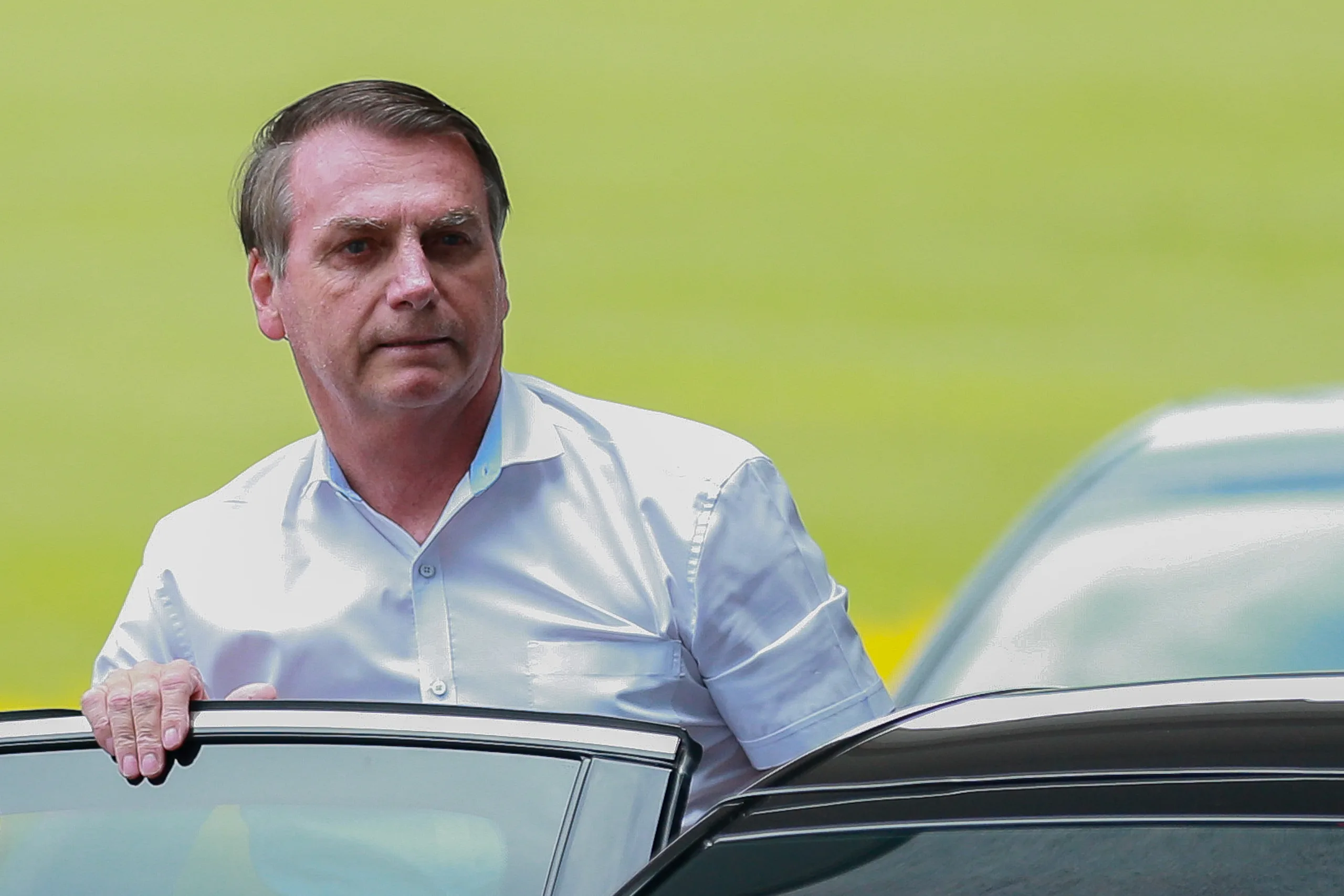 O presidente Jair Bolsonaro posa para fotos e conversa com turistas no Palácio da Alvorada