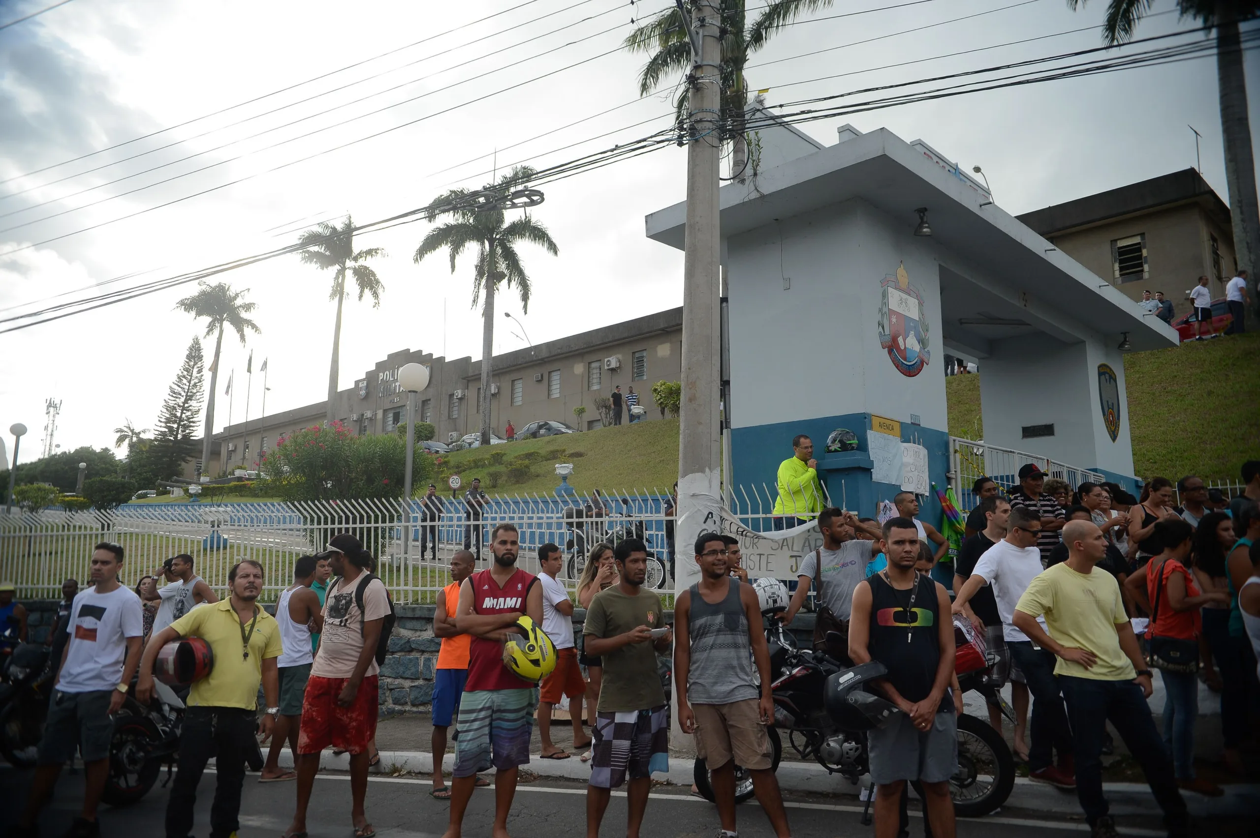 Vitória (ES) – Clima de tensão durante protesto de moradores em frente ao Comando Geral da Polícia Militar do Espírito Santo em Maruípe. Militares do Exército fazem a segurança da região (Tânia Rêgo/Agência Brasil)