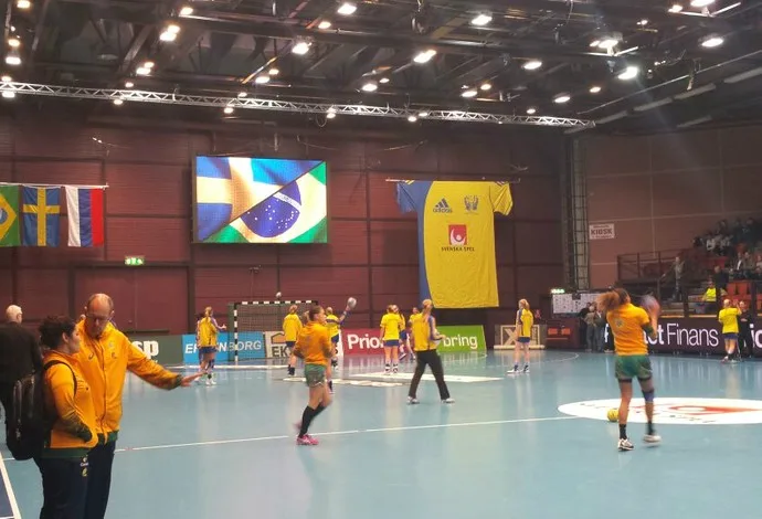 Seleção feminina de handebol perde amistoso na Suécia