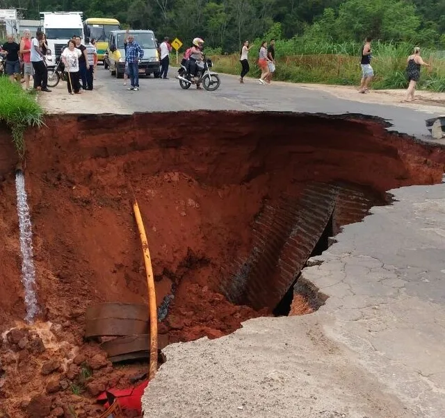 Asfalto de rodovia cede e carro fica soterrado em Cachoeiro de Itapemirim