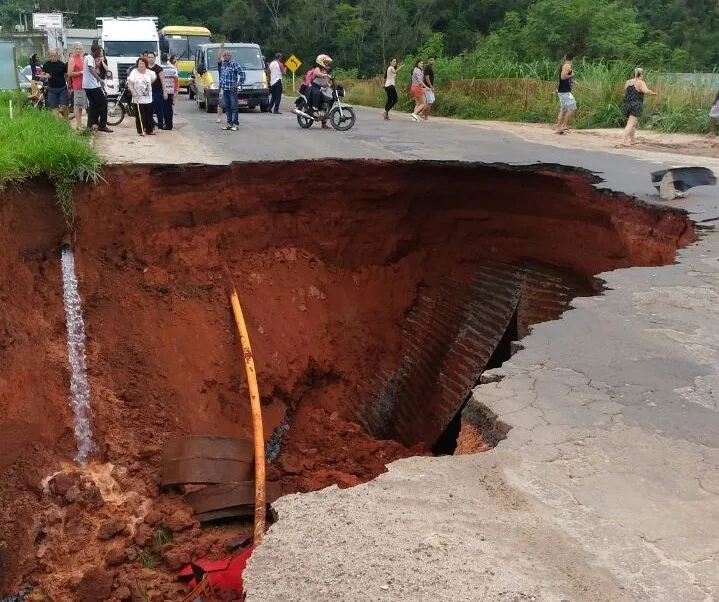 Asfalto de rodovia cede e carro fica soterrado em Cachoeiro de Itapemirim