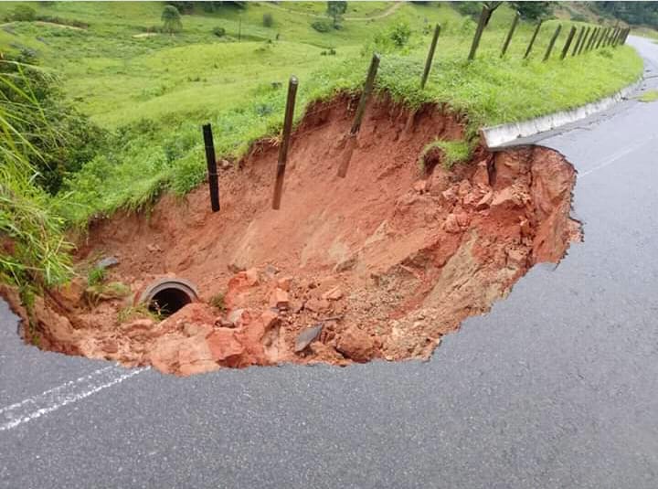 Asfalto cede após chuva e parte de rodovia é interditada em Alegre