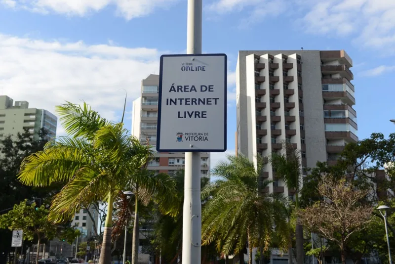 Placa indicativa de Área de Internet Livre