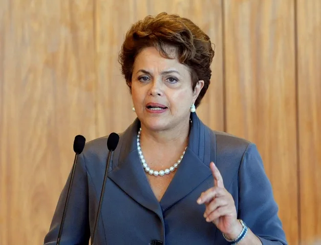 Dilma diz, em rede social, que Lula ajudará o governo e "não há como impedi-lo"