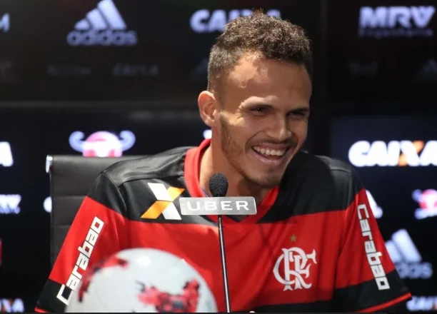 Renê garante que está bem fisicamente no Flamengo e pede para enfrentar o Grêmio