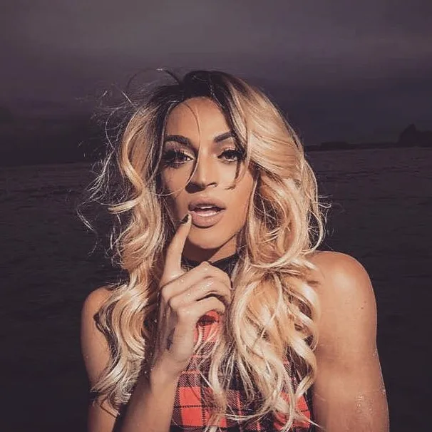 Pabllo Vittar posa agarradinha com DJ que está sendo apontado como seu novo affair