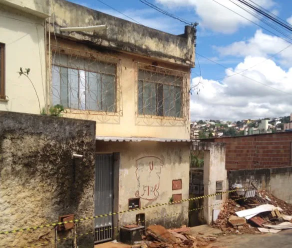 Pai e filha são resgatados após prédio desabar em Cachoeiro