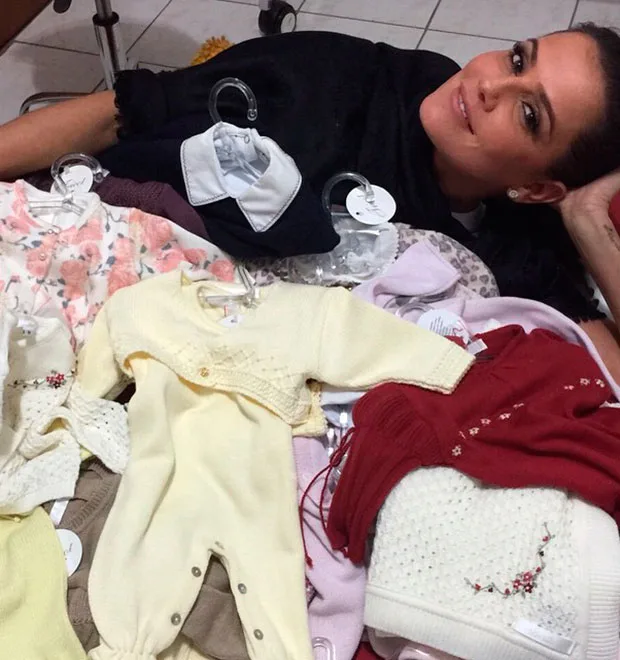 Deborah Secco posta foto escolhendo roupinhas para o seu primeiro bebê