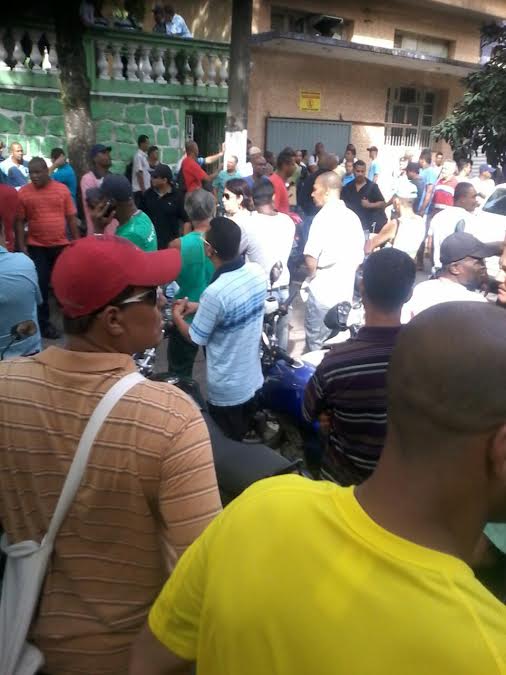 Vigilantes com salários atrasados fazem protesto e param o trânsito em Vitória