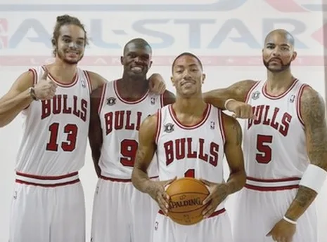 Chicago Bulls’ Joakim Noah, Luol Deng, Derrick Rose and Carlos Boozer, from left, pose for a photograph during the NBA basketball team’s media day Monday, Sept. 27, 2010, in Deerfield, Ill. (AP Photo/Jim Prisching)