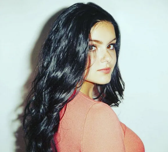 Ariel Winter, de Morden Family, responde a insultos após postar foto de biquíni