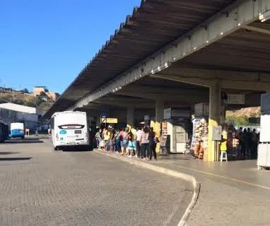 Capixabas enfrentam longas filas e relatam atrasos dos coletivos na GV