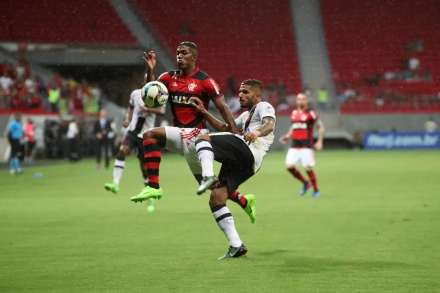 Luis Fabiano é expulso, mas Vasco faz no fim com ajuda de juiz e empata com o Fla