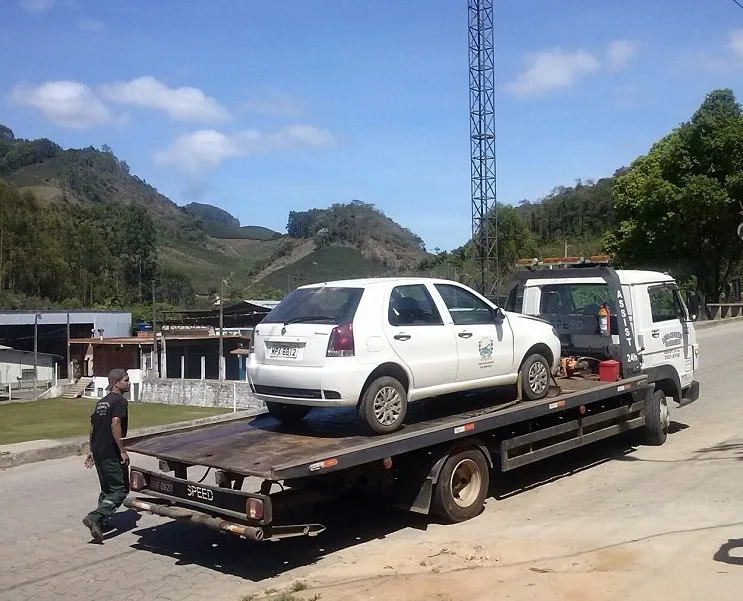 Carro de prefeitura é guinchado por falta de licenciamento após acidente no Sul do Estado