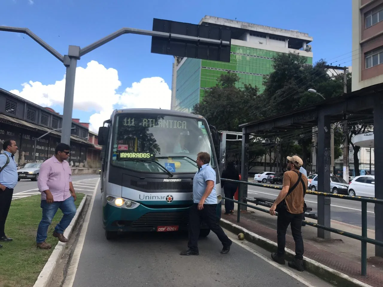 VÍDEO | Cobradores são retirados de ônibus e passageiros embarcam sem pagar passagem