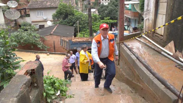 Emocionado, Renato Casagrande chora ao relembrar chuvas no ES e morte do pai