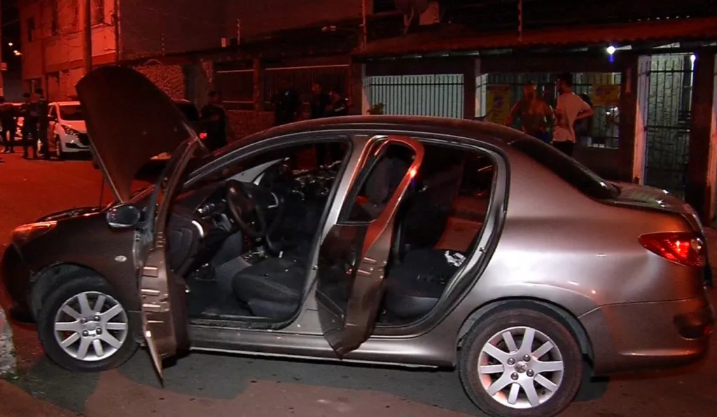 Carro roubado é encontrado com diversas marcas de tiros em VV Carro roubado é encontrado com diversas marcas de tiros em VV