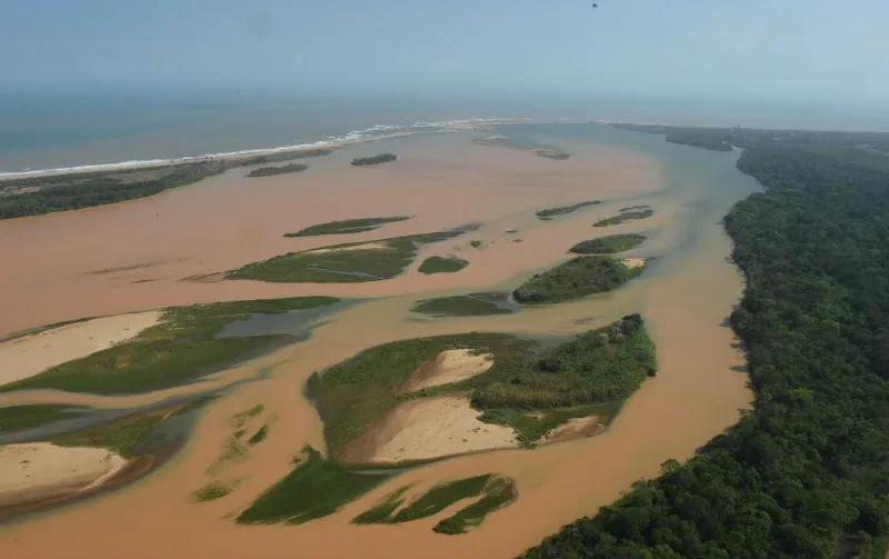 Lama de minério que percorre o Rio Doce chega ao mar em Linhares