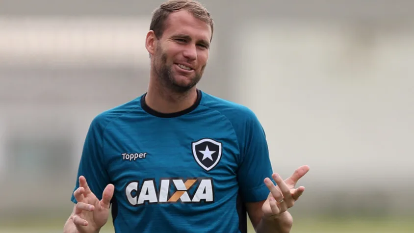 Carli celebra elogios após volta ao Botafogo e admite: 'Acho treino chato'