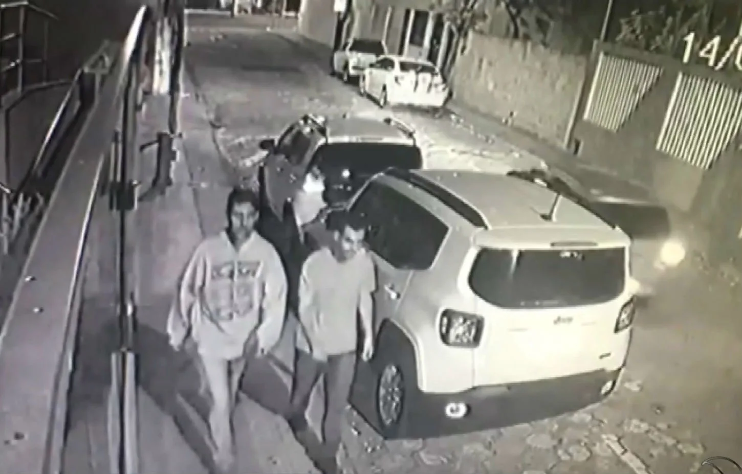 Mulher tem carro roubado por dupla de assaltantes em Jardim Camburi. Veja o vídeo!