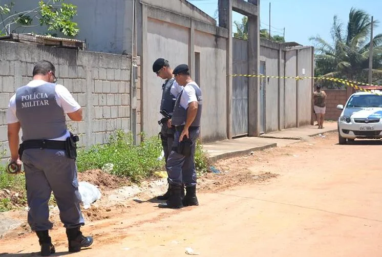 Homem é morto e adolescente fica ferido durante tiroteio em Piúma