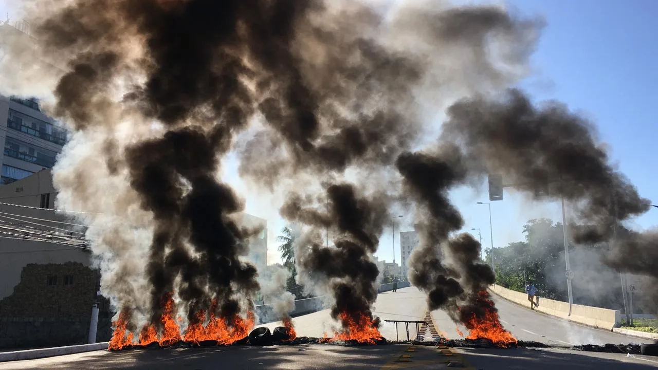 Em protesto contra alagamentos, manifestantes bloqueiam pista em Jardim Camburi