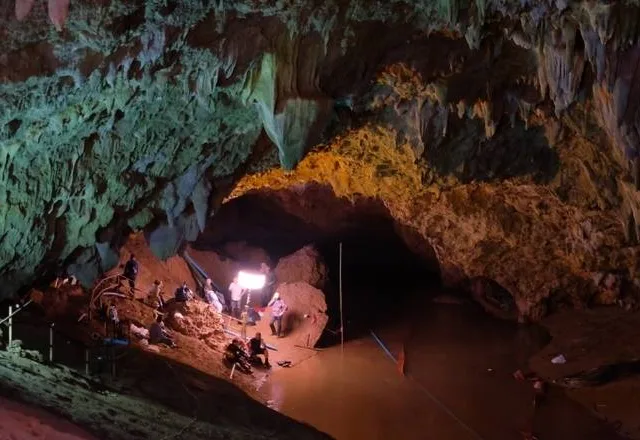 Décimo primeiro menino é resgatado de caverna na Tailândia