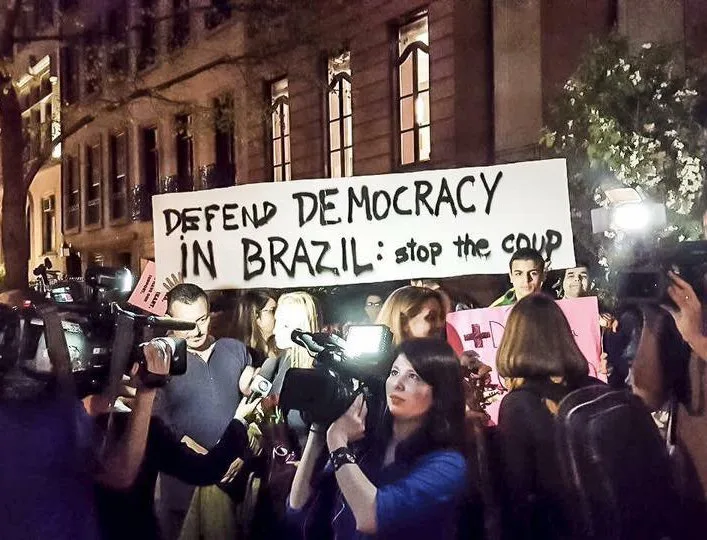 Grupos contra e pró-impeachment de Dilma fazem manifestação na frente da ONU