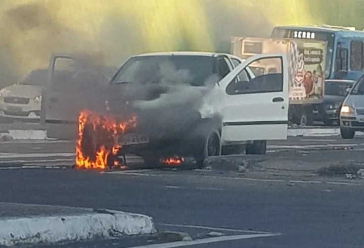 Fique atento motorista! Carro pega fogo na BR 262, em Cariacica