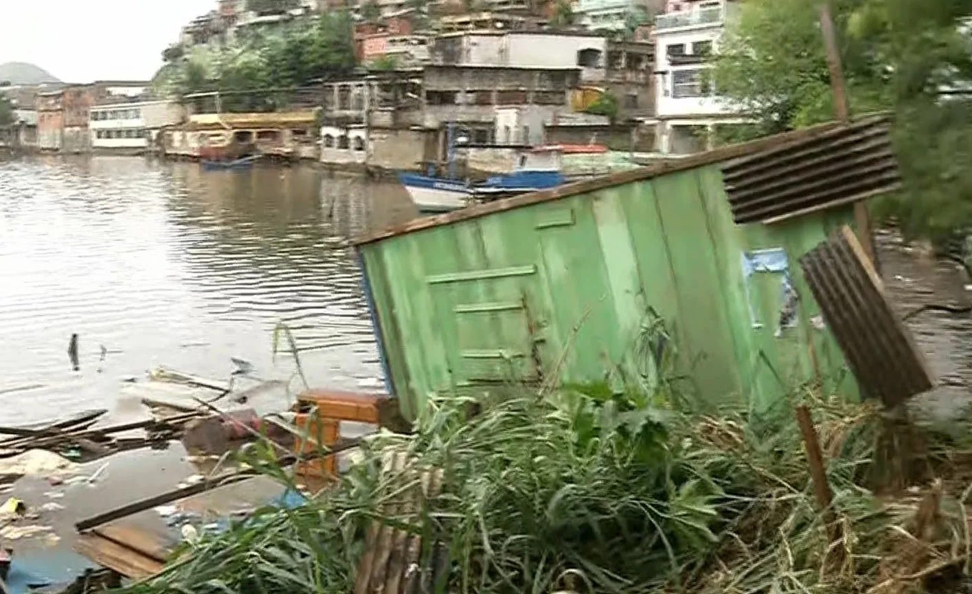 Casa de madeira desaba e vai parar dentro da baía de Vitória