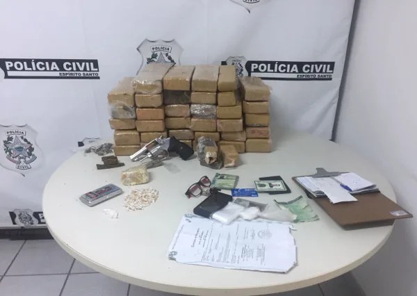 Perseguição termina com um baleado e quase 35 kg de maconha apreendidos em Vitória