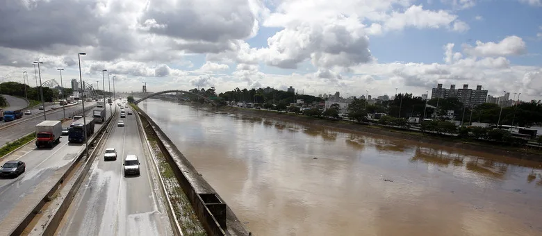 SÃO PAULO-SP, 11/01/2011 – CIDADDES – CHUVA/SÃO PAULO; A forte chuva que caiu na cidade de São Paulo desde o final da tarde de ontem, deixa vários pontos de alagamento. NA FOTO: Detalhe do nível do rio Tietê, próximo da Ponte da Casa Verde. FOTO: AYRTON VIGNOLA/AE